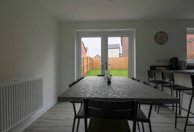 إقامة Beautiful 4 Bed House 15 Mins To Cardiff & Newport