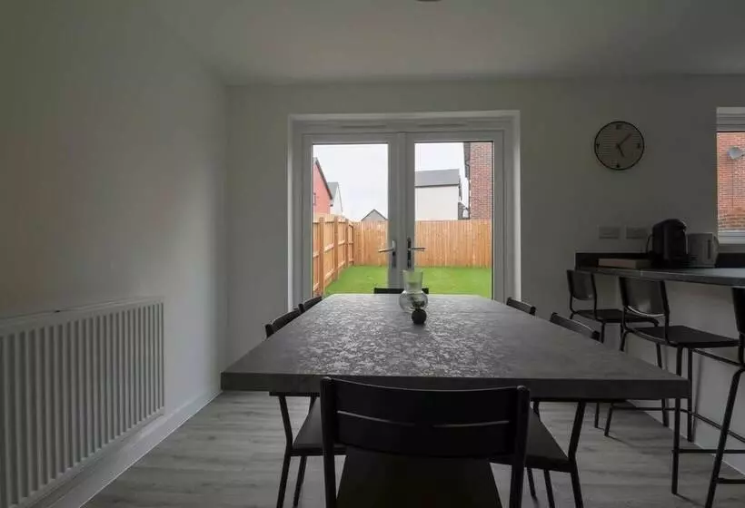 Residenssi Beautiful 4 Bed House 15 Mins To Cardiff & Newport