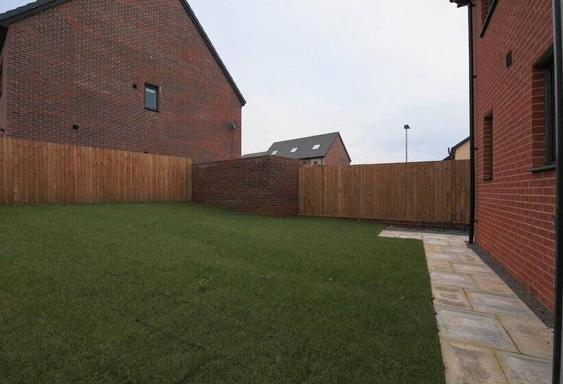 إقامة Beautiful 4 Bed House 15 Mins To Cardiff & Newport