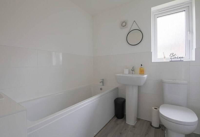 إقامة Beautiful 4 Bed House 15 Mins To Cardiff & Newport