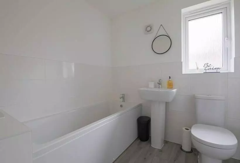 Residenssi Beautiful 4 Bed House 15 Mins To Cardiff & Newport