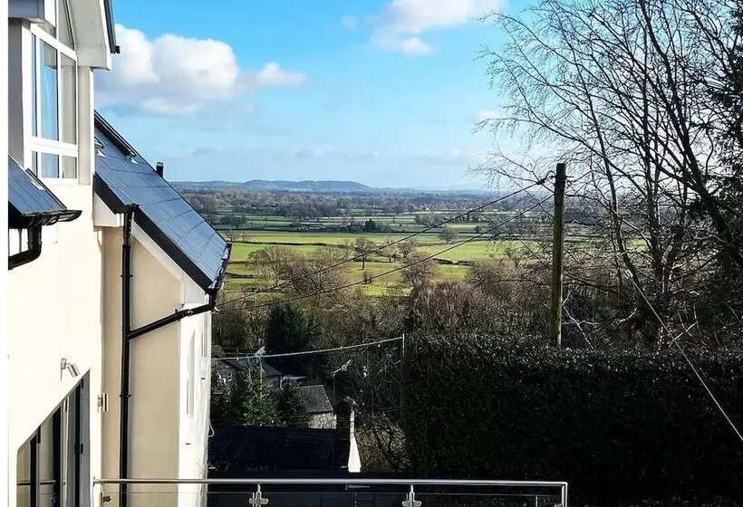 Residenssi Cottage With Stunning Views And Hot Tub