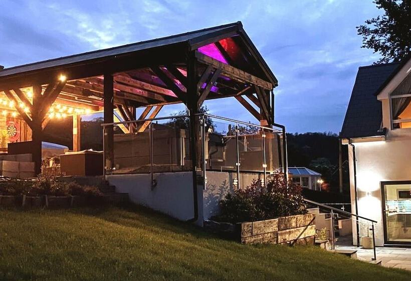 レジデンス Cottage With Stunning Views And Hot Tub