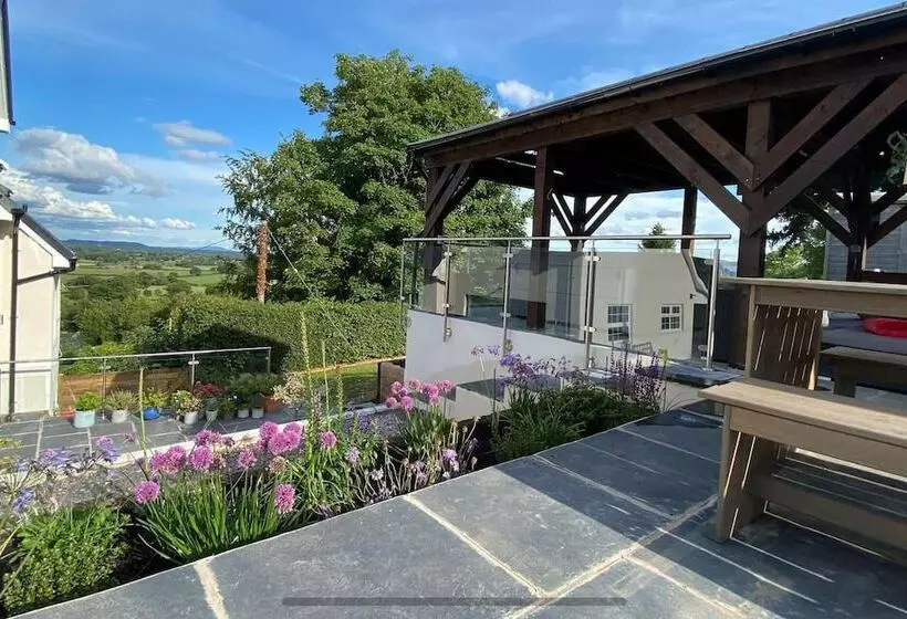 Residenssi Cottage With Stunning Views And Hot Tub