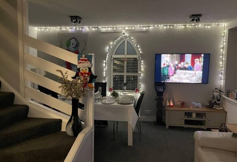 Rural Chapel Cottage, Near Airport, Bar & Hot Tub