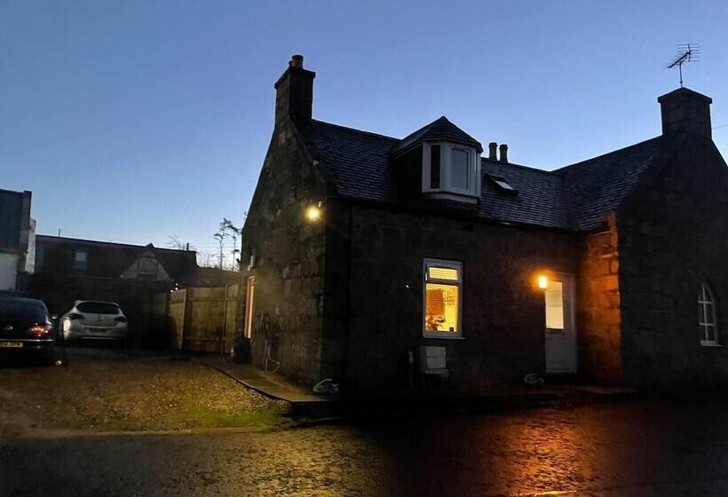 Rural Chapel Cottage, Near Airport, Bar & Hot Tub