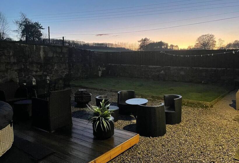 Rural Chapel Cottage, Near Airport, Bar & Hot Tub