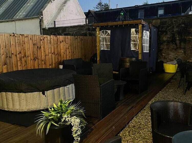 Rural Chapel Cottage, Near Airport, Bar & Hot Tub