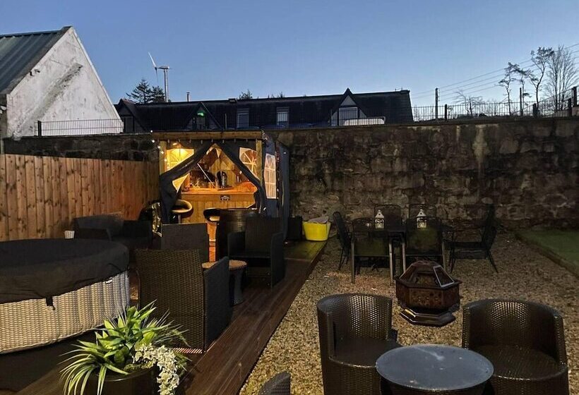 Rural Chapel Cottage, Near Airport, Bar & Hot Tub