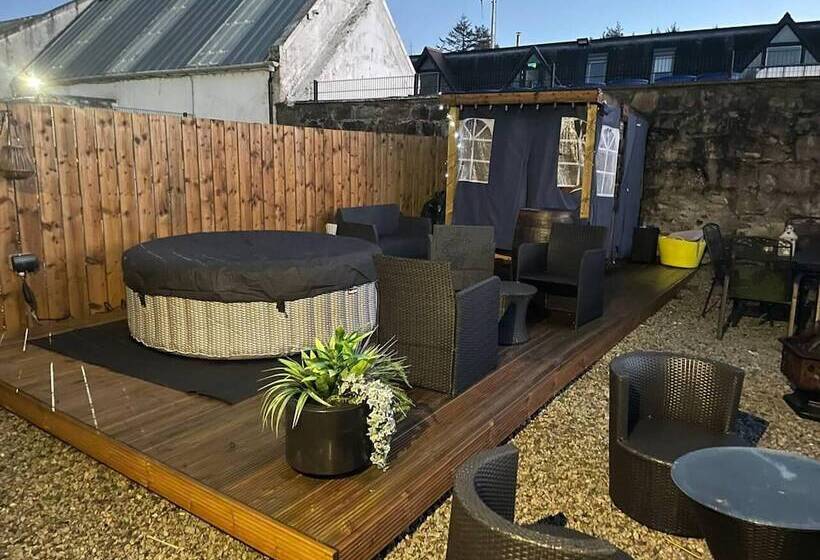 Rural Chapel Cottage, Near Airport, Bar & Hot Tub