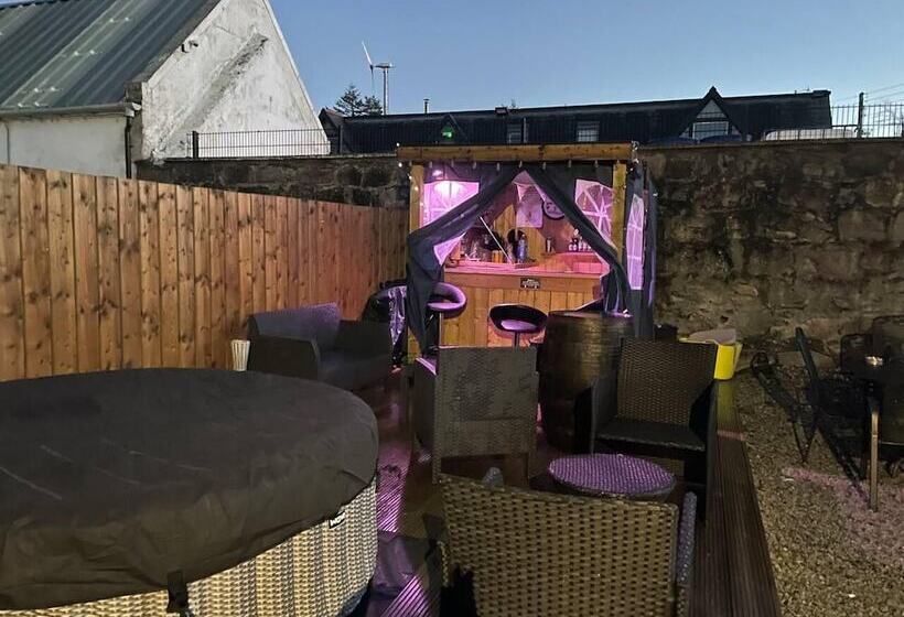 Rural Chapel Cottage, Near Airport, Bar & Hot Tub