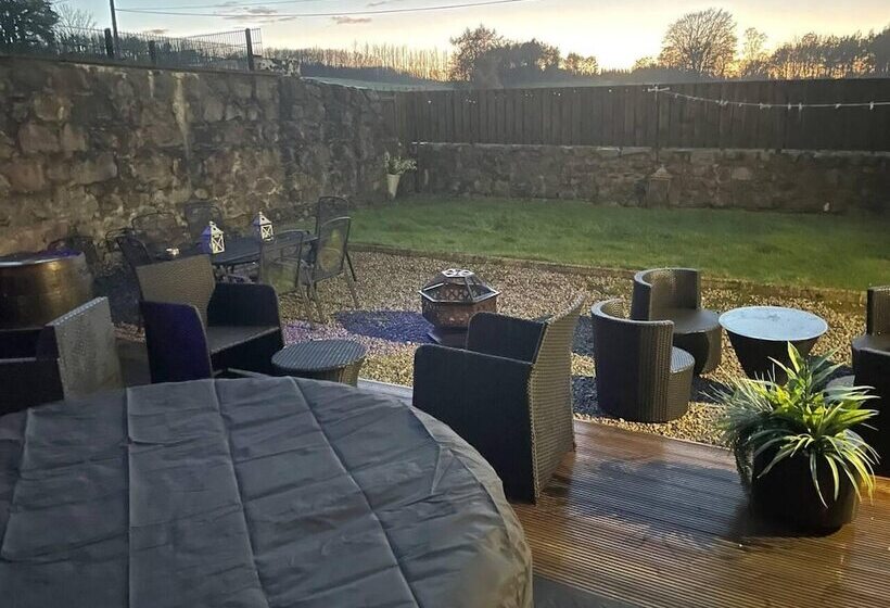 Rural Chapel Cottage, Near Airport, Bar & Hot Tub