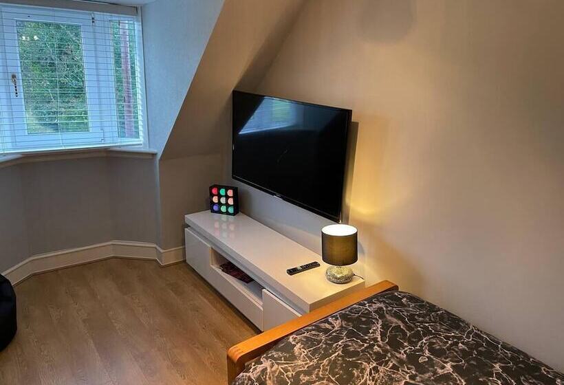 Rural Chapel Cottage, Near Airport, Bar & Hot Tub