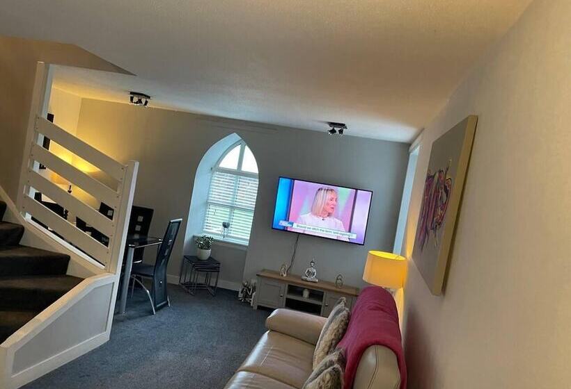 Rural Chapel Cottage, Near Airport, Bar & Hot Tub