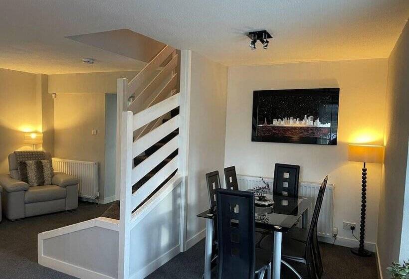 Rural Chapel Cottage, Near Airport, Bar & Hot Tub