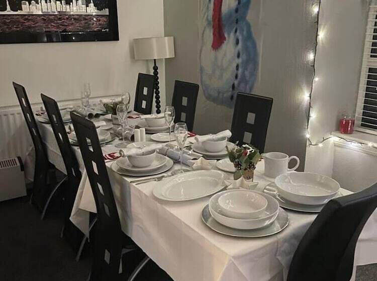 Rural Chapel Cottage, Near Airport, Bar & Hot Tub