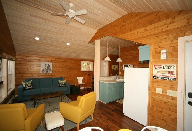 Deerwood Resort   Whippoorwill Cabin