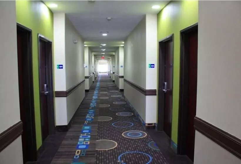 Hotelli La Plaza Inn & Suites