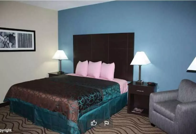 Hotelli La Plaza Inn & Suites