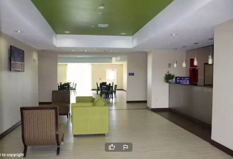 Hotelli La Plaza Inn & Suites