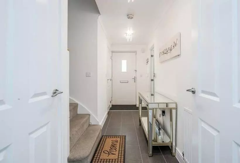 Residenssi Tms Cheerful 5bdr House! Thurrock! Free Parking!