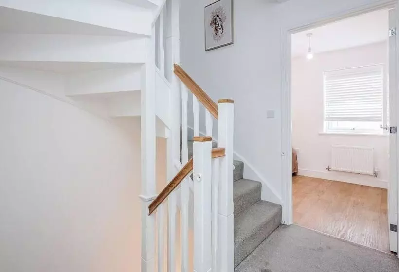 Residenssi Tms Cheerful 5bdr House! Thurrock! Free Parking!