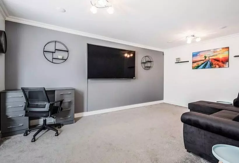 Residenssi Tms Cheerful 5bdr House! Thurrock! Free Parking!