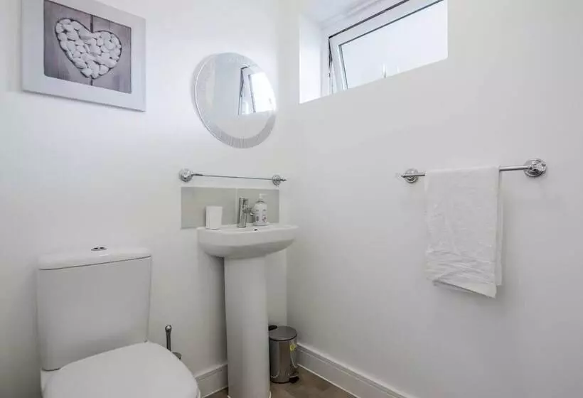 Residenssi Tms Cheerful 5bdr House! Thurrock! Free Parking!