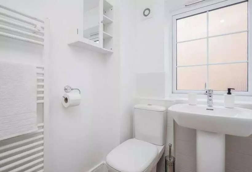 Residenssi Tms Cheerful 5bdr House! Thurrock! Free Parking!