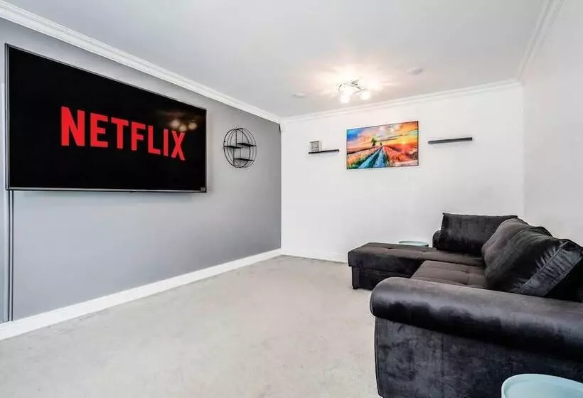 Residenssi Tms Cheerful 5bdr House! Thurrock! Free Parking!