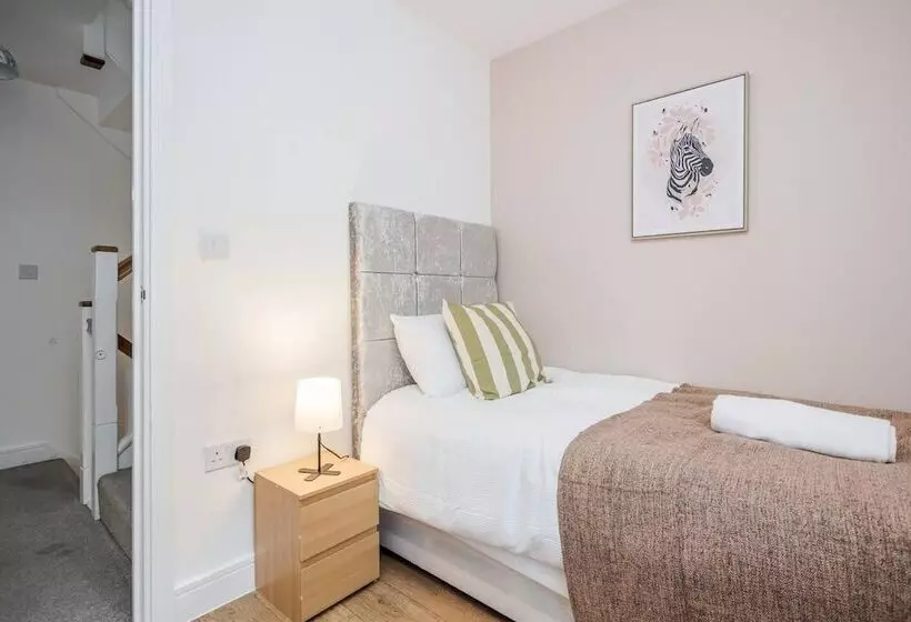 Residenssi Tms Cheerful 5bdr House! Thurrock! Free Parking!