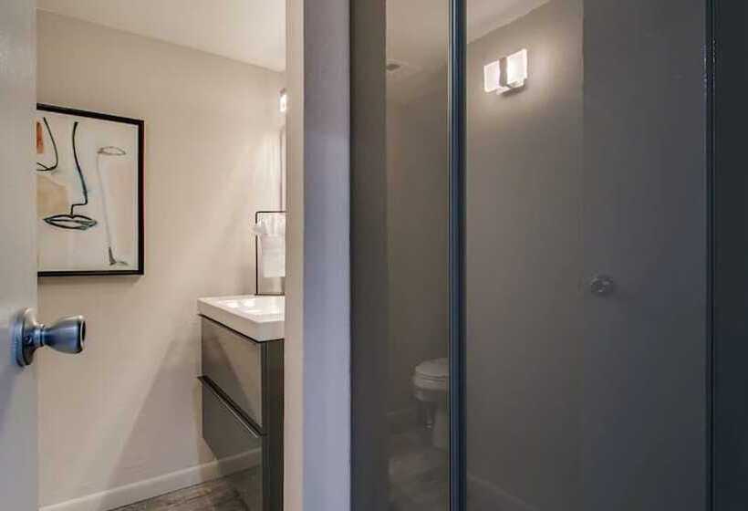 Unbeatable Old Town Location! Modern And Classy!