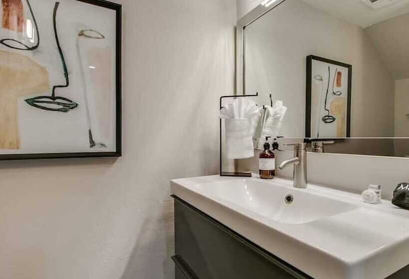 Unbeatable Old Town Location! Modern And Classy!