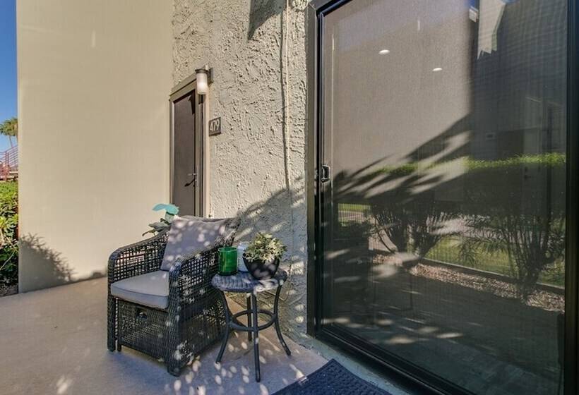 Unbeatable Old Town Location! Modern And Classy!