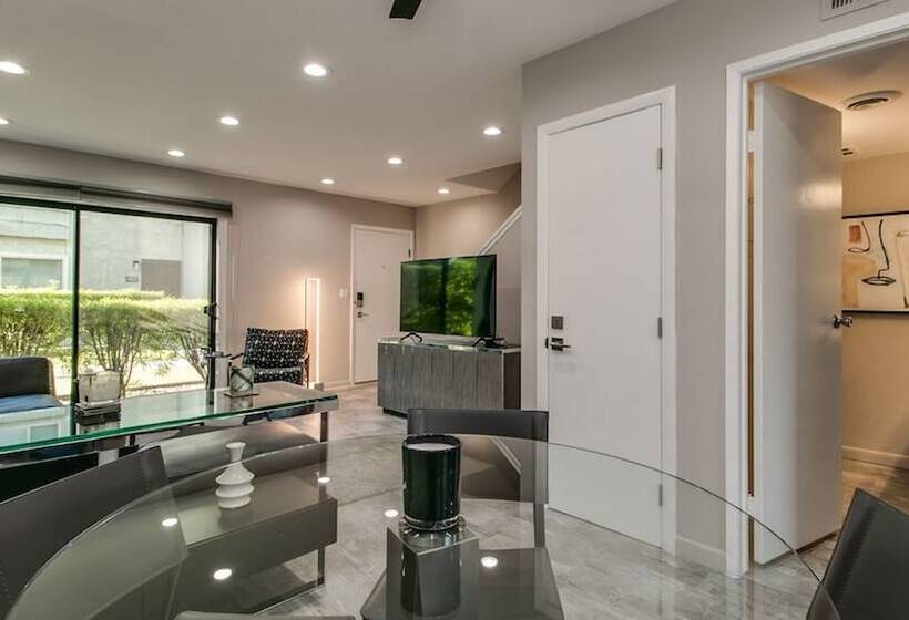 Unbeatable Old Town Location! Modern And Classy!