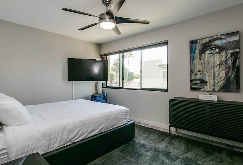 Unbeatable Old Town Location! Modern And Classy!