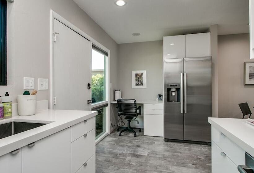 Unbeatable Old Town Location! Modern And Classy!