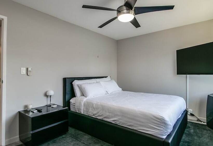 Unbeatable Old Town Location! Modern And Classy!