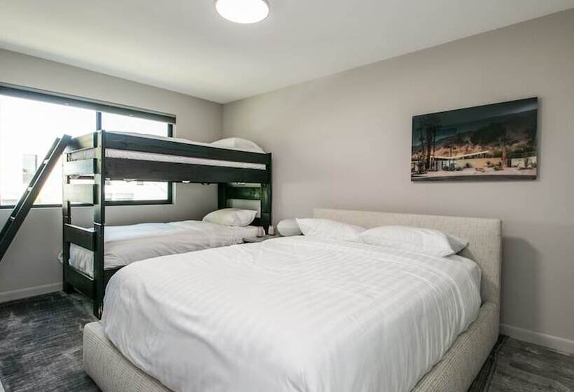 Unbeatable Old Town Location! Modern And Classy!