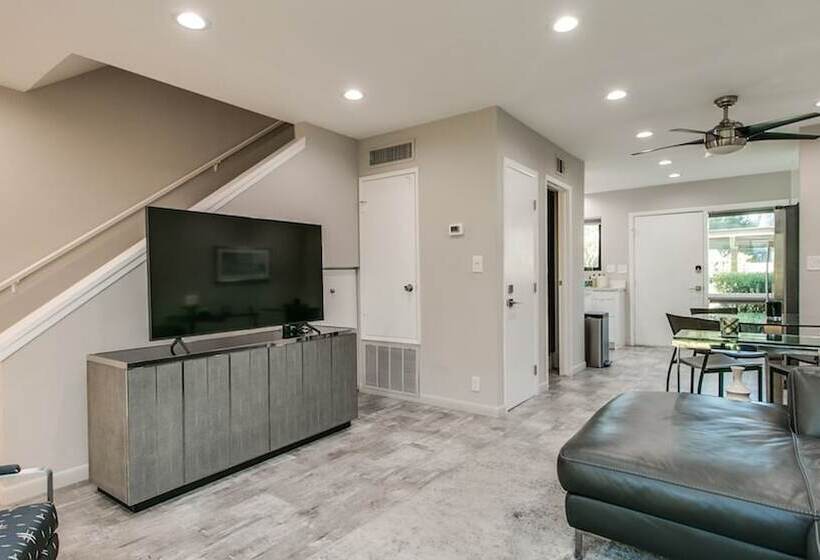 Unbeatable Old Town Location! Modern And Classy!