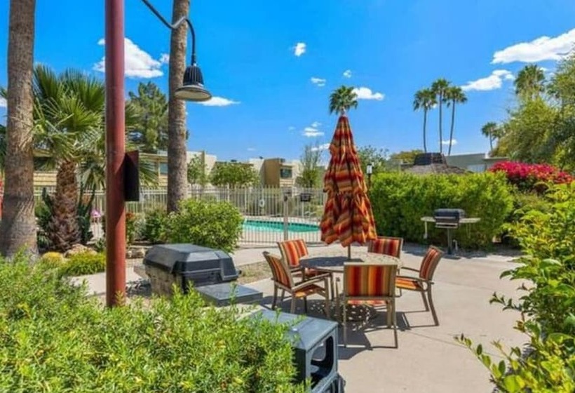 Unbeatable Old Town Location! Modern And Classy!