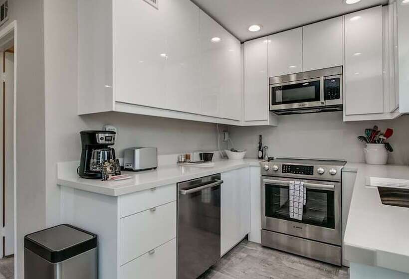 Unbeatable Old Town Location! Modern And Classy!