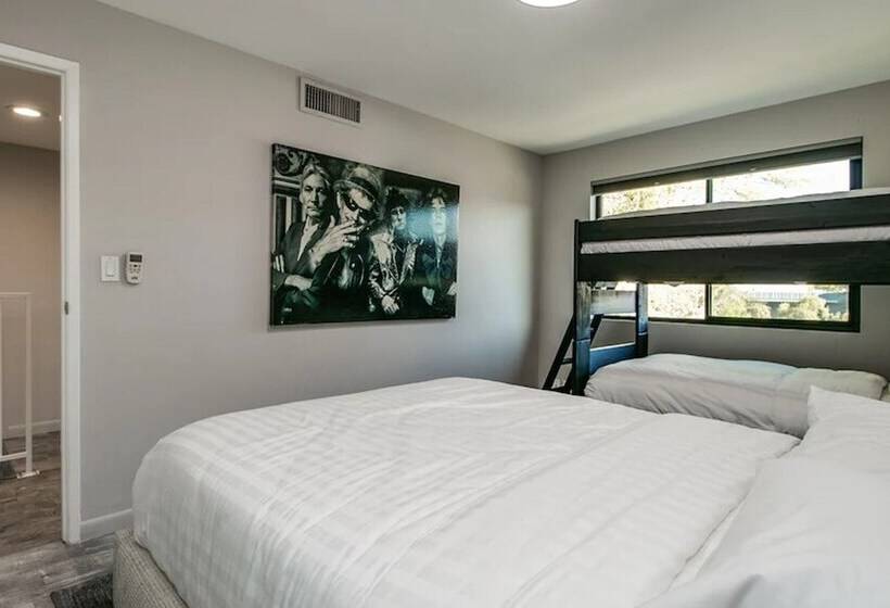 Unbeatable Old Town Location! Modern And Classy!