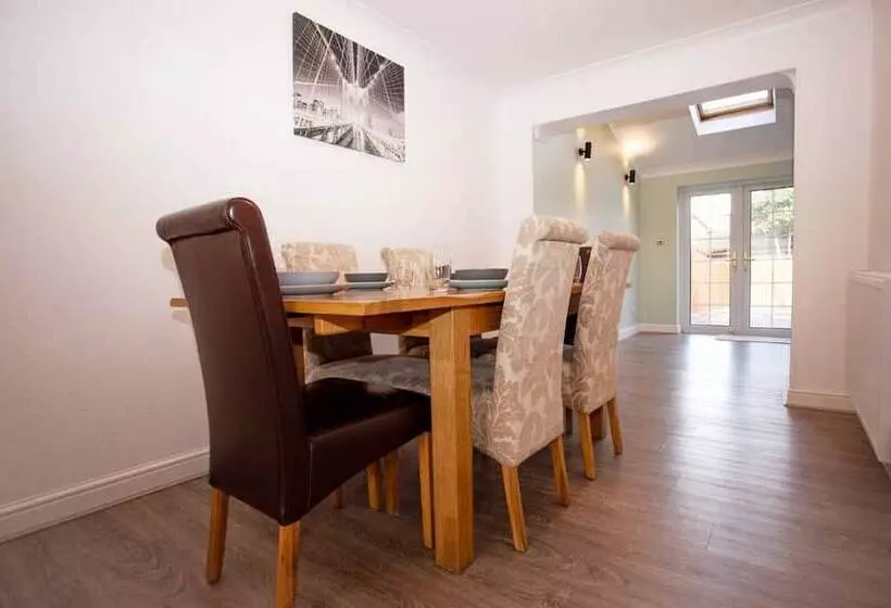 Cozy 3bedroom Home In Luton