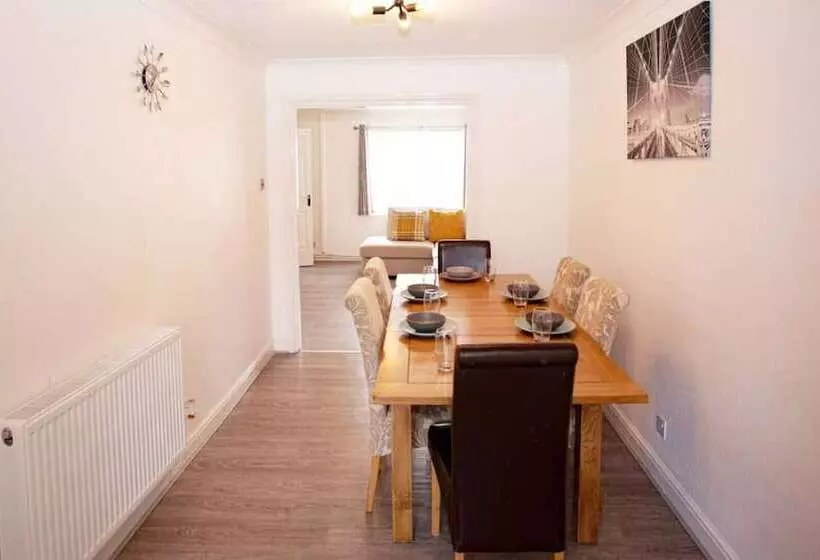 Cozy 3bedroom Home In Luton