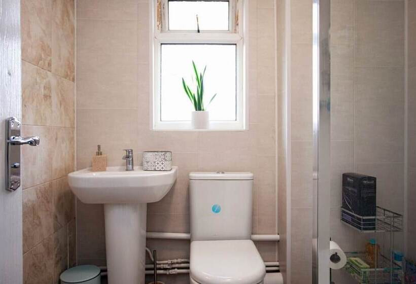 Cozy 3bedroom Home In Luton