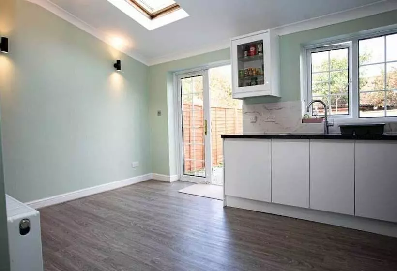 Cozy 3bedroom Home In Luton