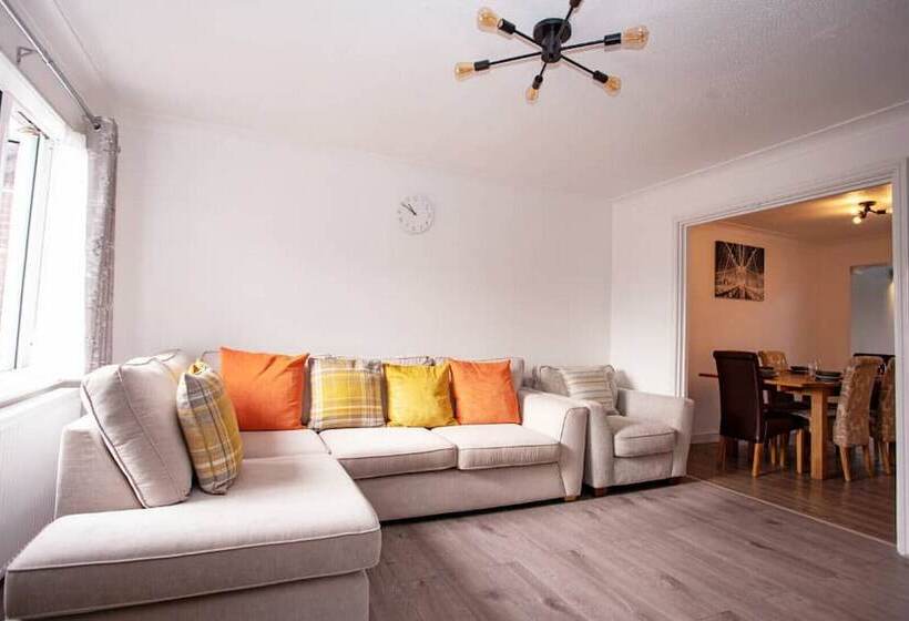 Cozy 3bedroom Home In Luton