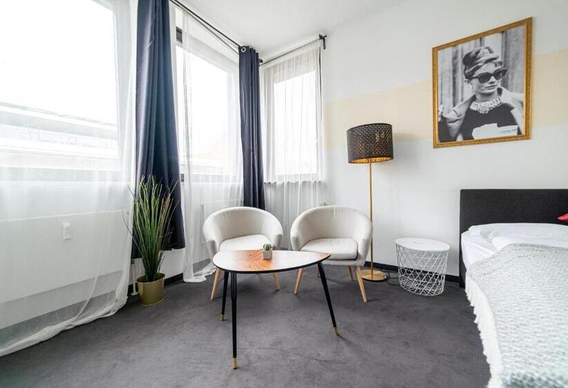 Full House Hotel Nürnberg   Shared Bath & Kitchen