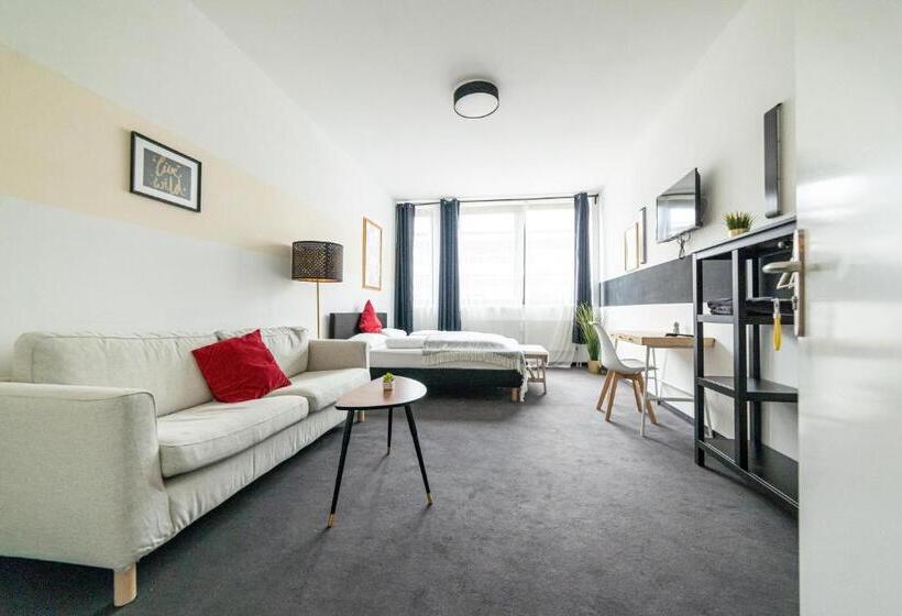 Full House Hotel Nürnberg   Shared Bath & Kitchen